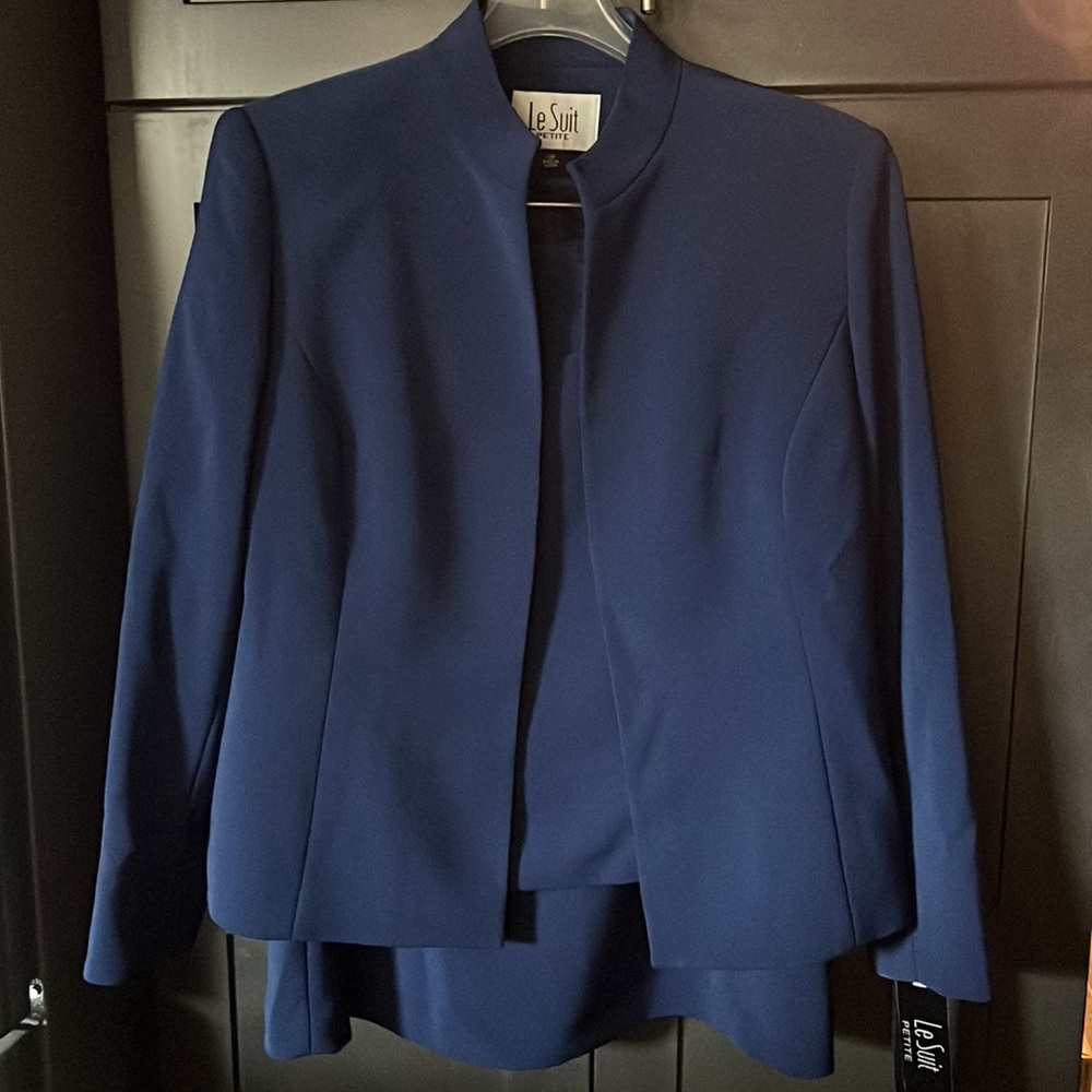Le Suit 3 piece ensemble Navy Blue size 12 Petite very classy, fully lined.